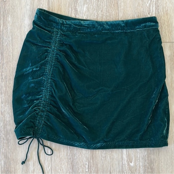 Free People Viviane esmeralda green velvet skirt size 4 NWT - Picture 2 of 6